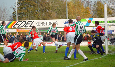 Tymen brouwer zorgt voor de gelijkmaker 1-1 (foto Helmich Lubberts)